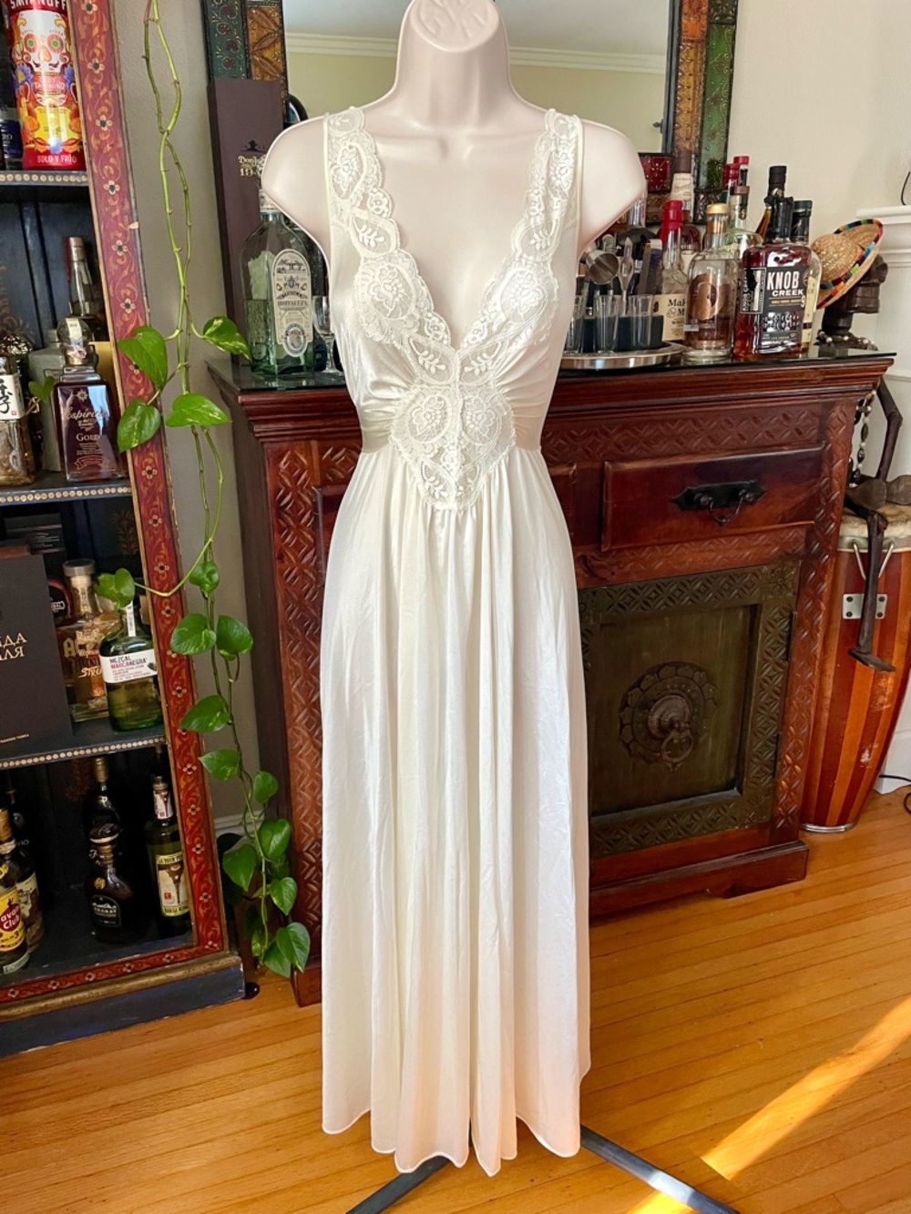 Vintage Olga Cream Lace Floor Length Sweeping Nightgown M